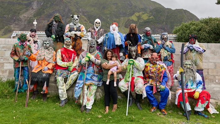 Okalolies posing with Anita and Hope Repetto.