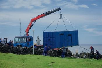 The container is lifted ashore.
