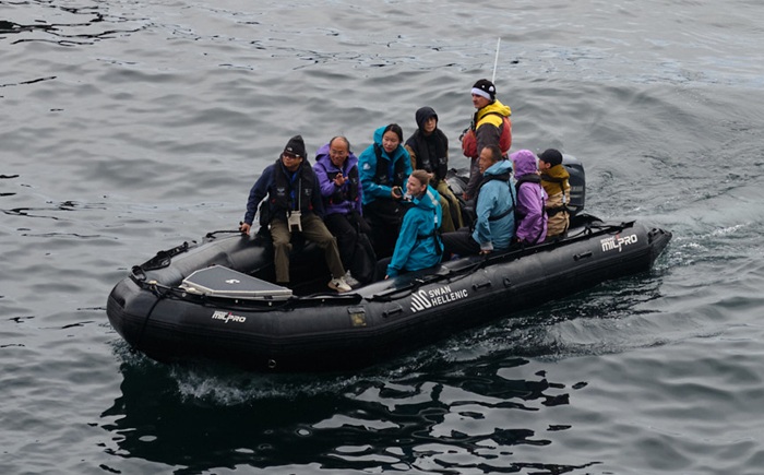 Visitors entering the harbour by zodiac (Photo: Julia Gunther)