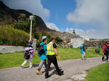 Walking in the settlement (Photo: Julia Gunther)