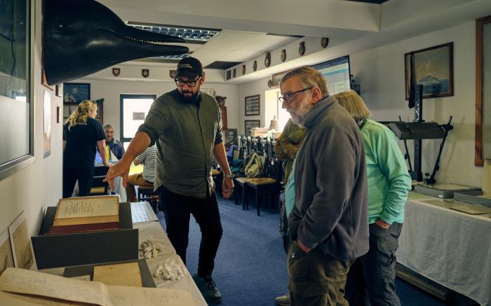 Archivist Nick Schönfeld explaining an exhibit to visitors (Photo: Julia Gunther)