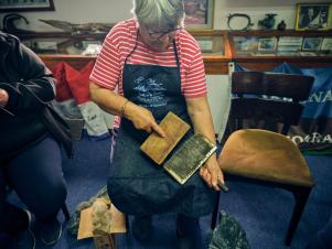 Carding and spinning wool (Photos: Julia Gunther)