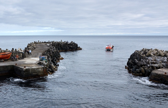 The MS Hamburg's tender assessing conditions in the harbour.