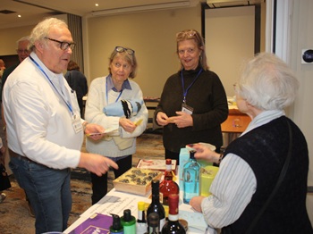 Torbjörn & Pia Svensson and Susanne Spjuth at the raffle table. Photo: Mike Faulds