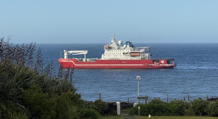 SA Agulhas II at anchor off the settlement (Photo: Philip Kendall)