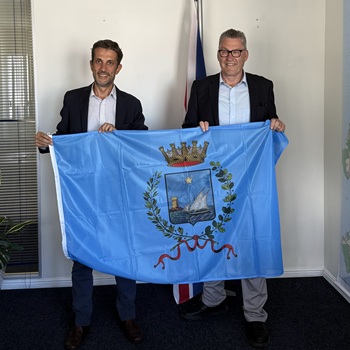 Philip Kendall receives a Camogli flag and plaque from the Italian Consul in Cape Town