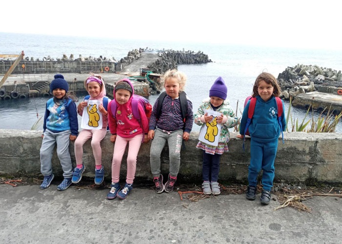 Quick photstop for playschool children at the harbour