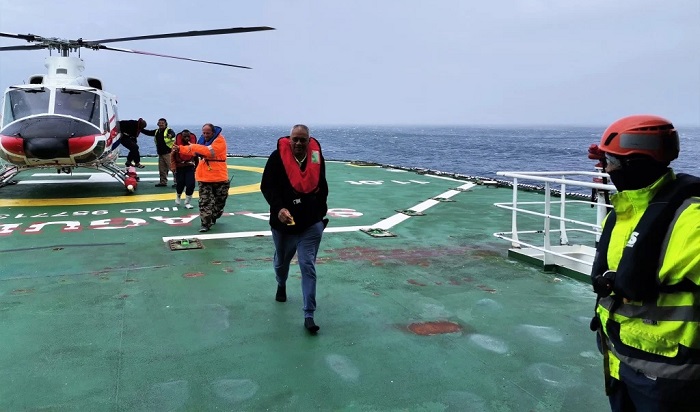 Geo Searcher survivors airlifted to the SA Agulhas II