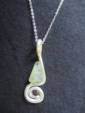 TT12 - Sterling silver necklace containing small beach stone or seaglass (1) 31cm length
