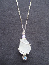 TT42 - Sterling silver necklace containing small beach stone or seaglass (4) 26cm length