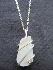 TT44 - Sterling silver necklace containing small beach stone or seaglass (6) 25.5 cm length